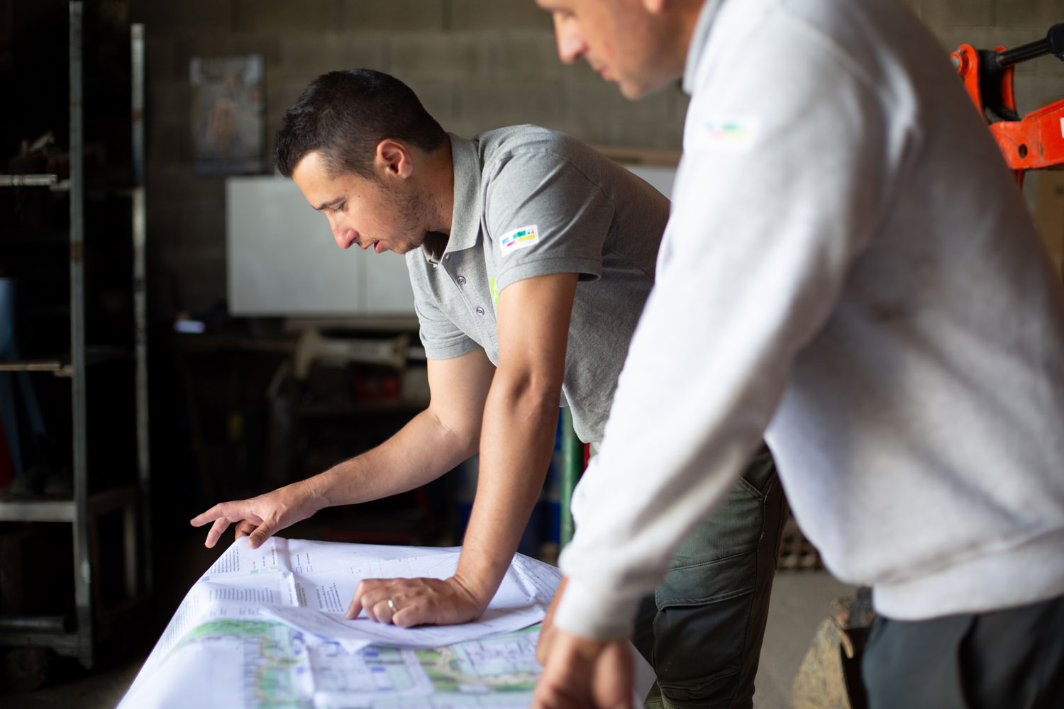 Photo d'un conducteur de travaux paysagers